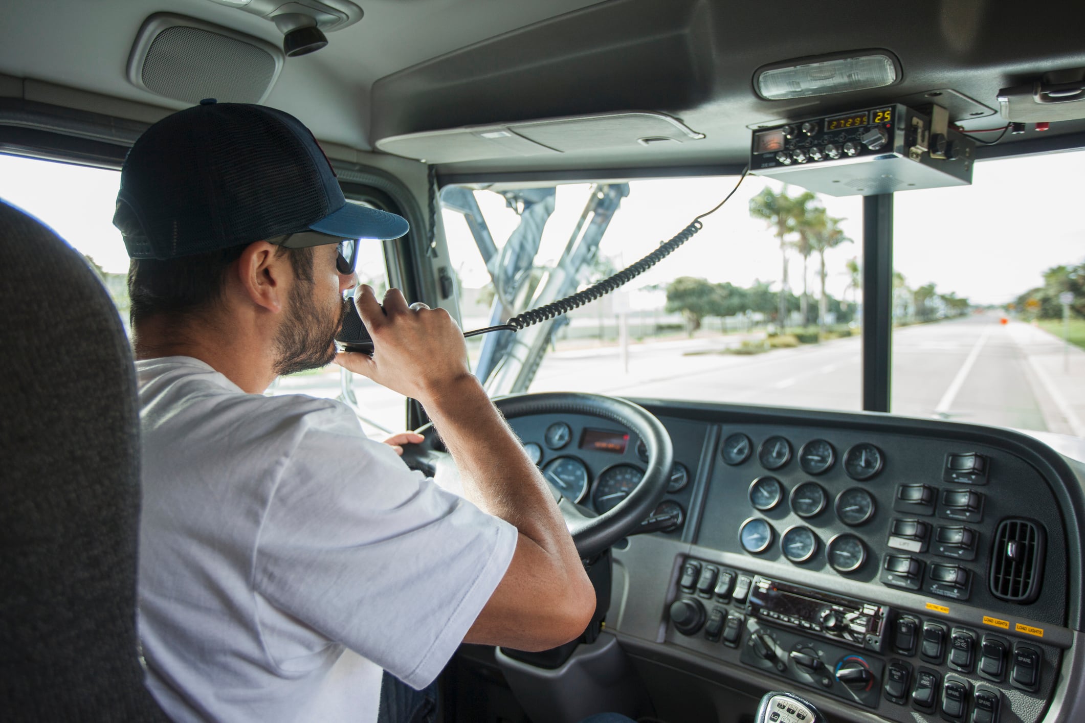 Un camionero utiliza la radio del vehículo durante el trayecto