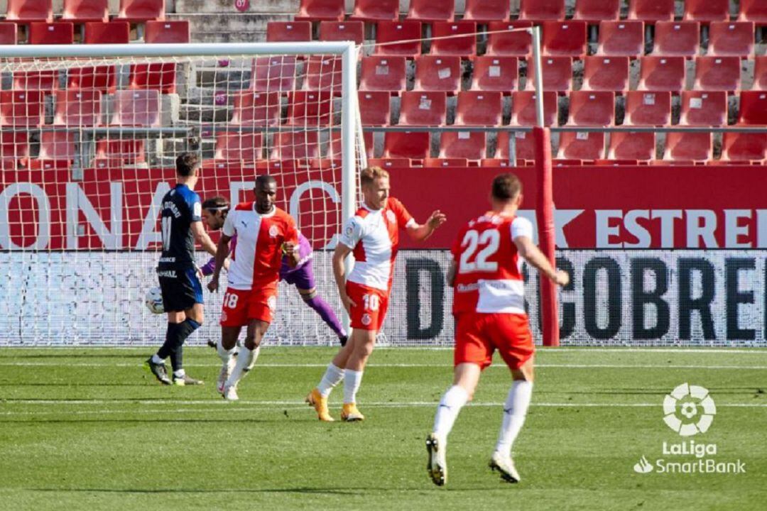 Samu Saiz posant-se la mà a la cuixa dreta després de marcar contra la Ponferradina.