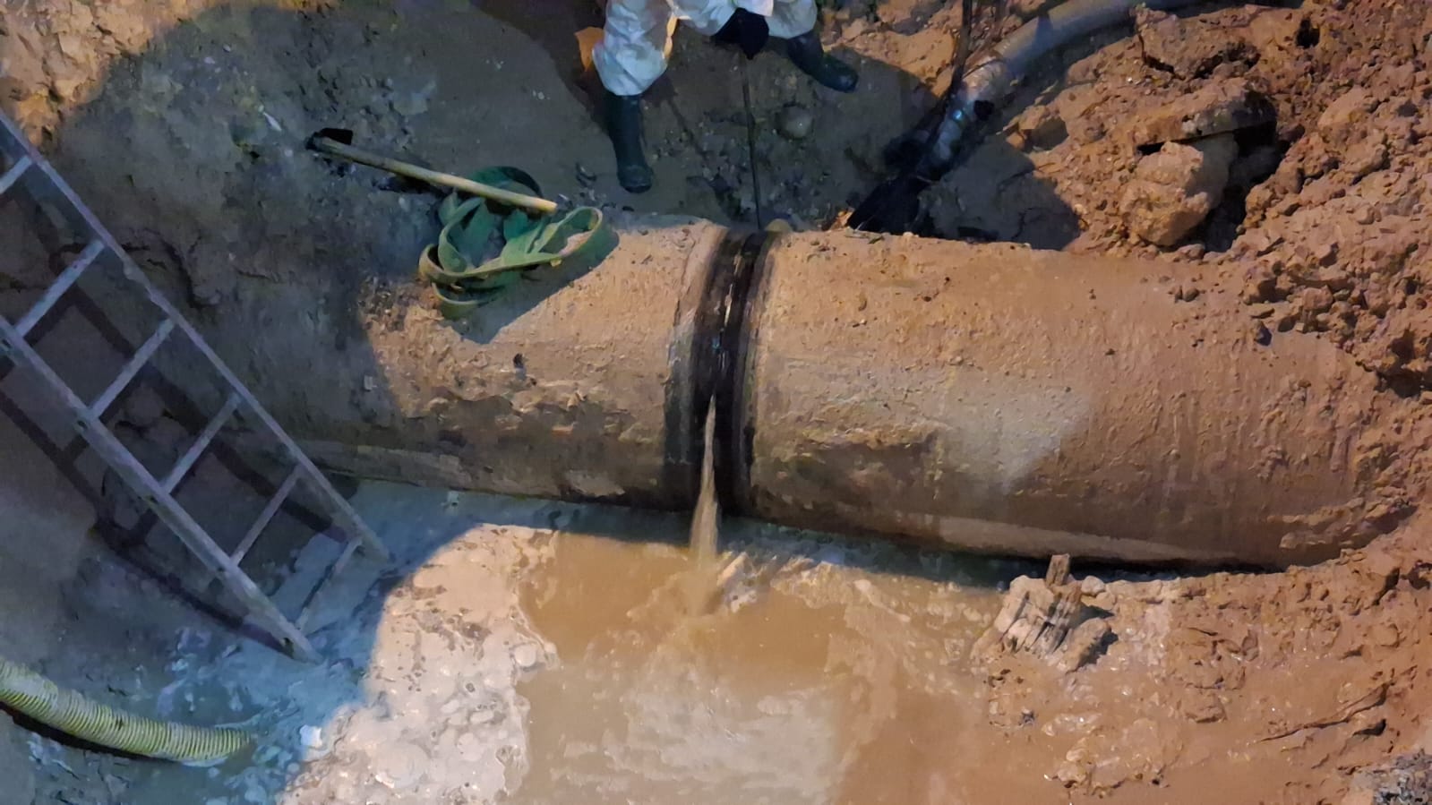 Detalle de la tubería afectada que provocó la fuga de aguas fecales en Playa de San Juan