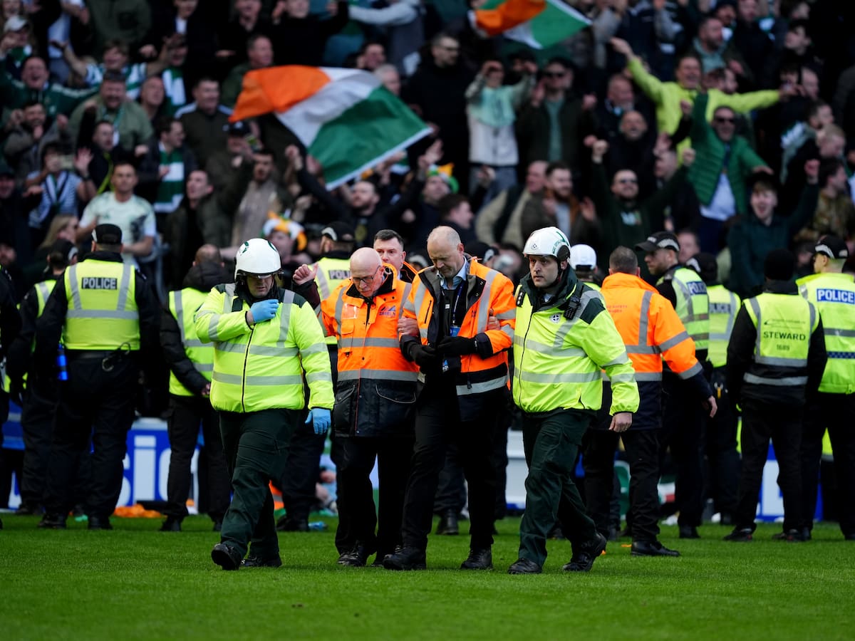 Disturbios y caos en el derbi entre el Rangers y Celtic