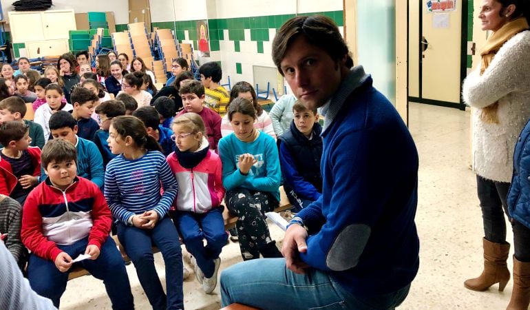 El rejoneador Andrés Romero, ante los niños a los que invita a los toros el próximo domingo en Sevilla