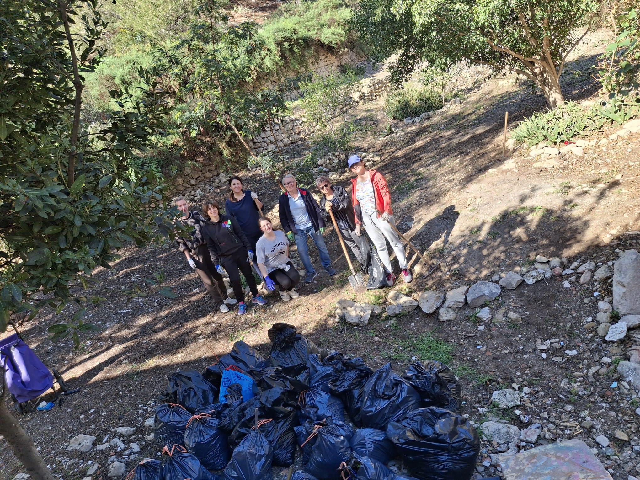 Vecinos posan con los restos recogidos durante la limpieza del Monte Benacantil