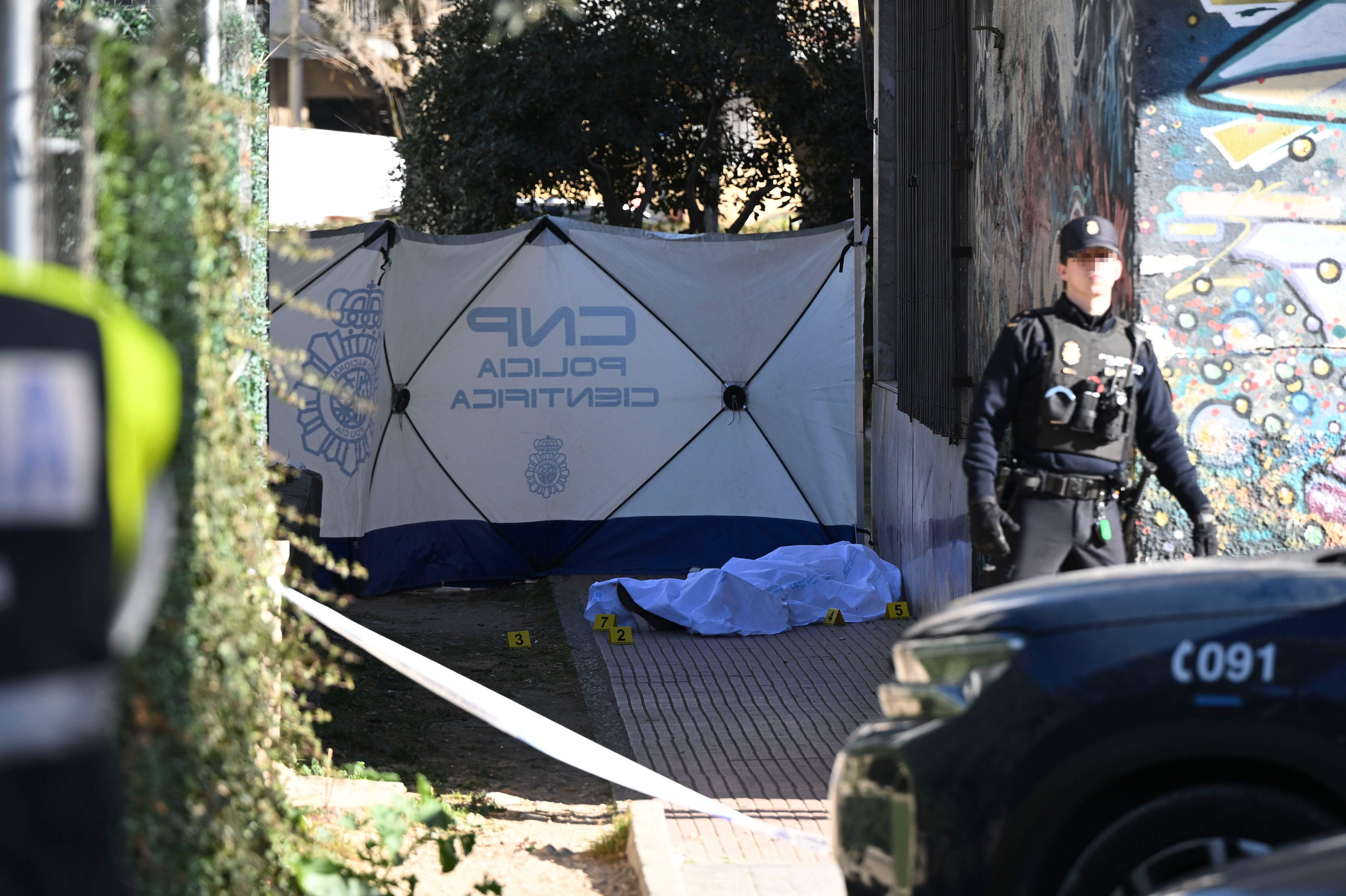 ALCALA DE HENARES (CA MADRID), 13/01/2025.- Un agente de la Policía Nacional junto al cuerpo de un hombre de unos 60 años, que ha aparecido muerto en la mañana de este lunes con heridas de arma de fuego en la localidad madrileña de Alcalá de Henares. Los hechos han sucedido en torno a las 8:30 horas, cuando la Sala 091 ha recibido un aviso alertando de la aparición de un varón en la vía pública con heridas de varios disparos. Hasta el lugar se han desplazado agentes de Policía Científica y del Grupo V de Homicidios, que se han hecho cargo de las pesquisas. EFE/ Fernando Villar
