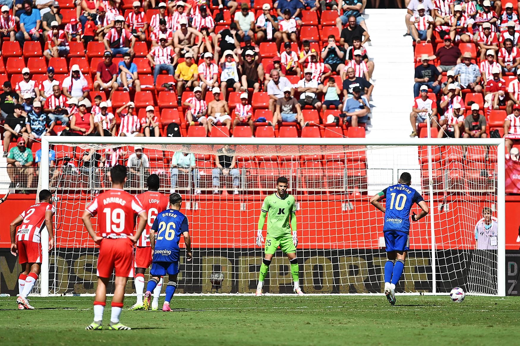 Antonio Puertas en su última aparición en Almería lanzando un penalti.