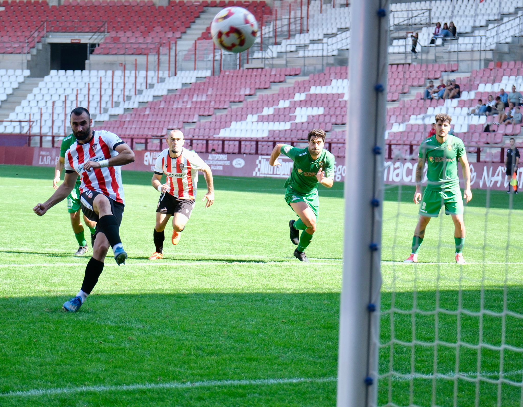 Andrei Lupu estrella en el larguero el segundo penalti de la mañana / Riojapress