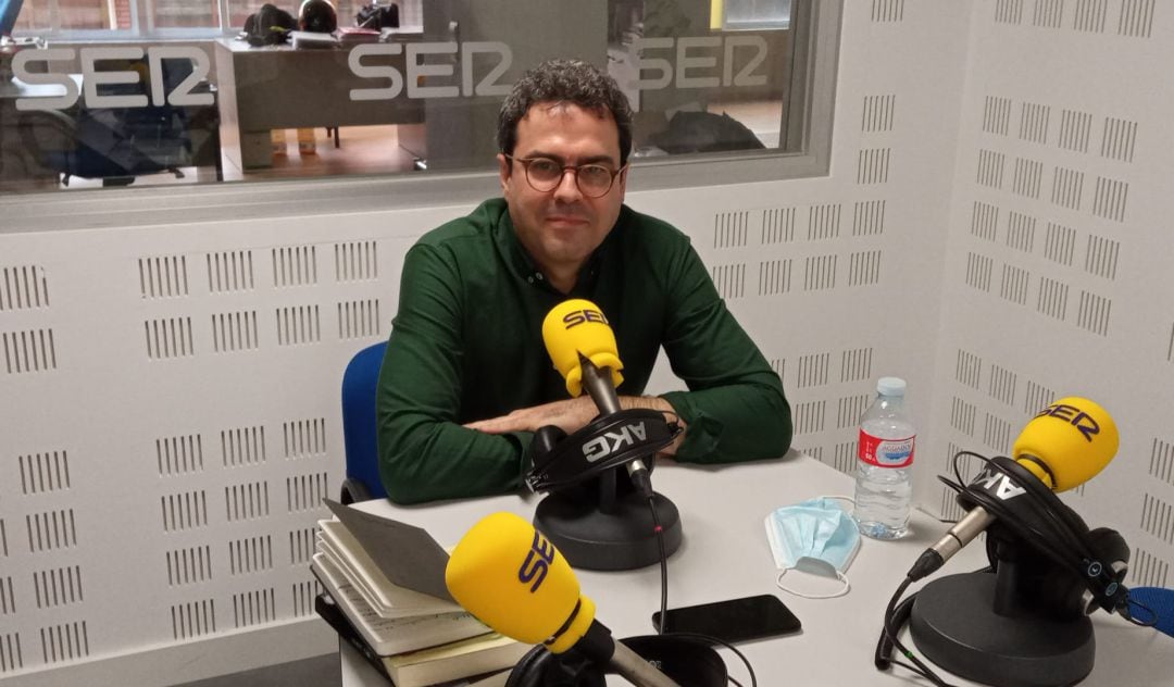 Juan José García, en los estudios de Radio Puertollano Cadena SER