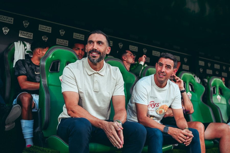 Eder Sarabia, a la izquierda, junto a su segundo, Jon López, en el Martínez Valero