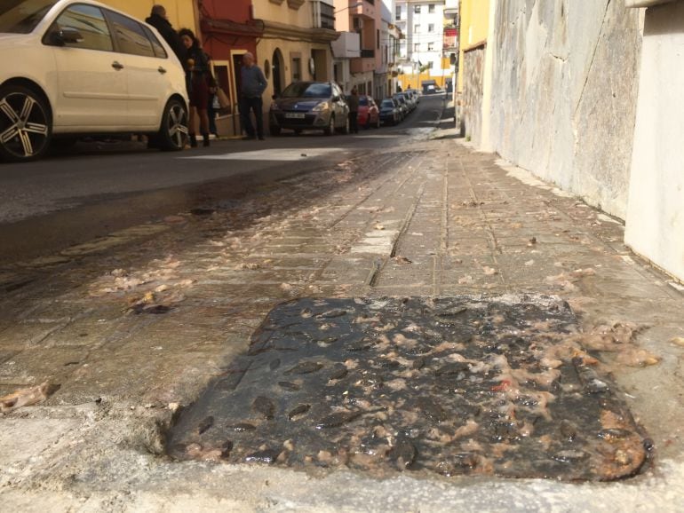 Una de las arquetas por las que salen las aguas fecales en la calle Almería.