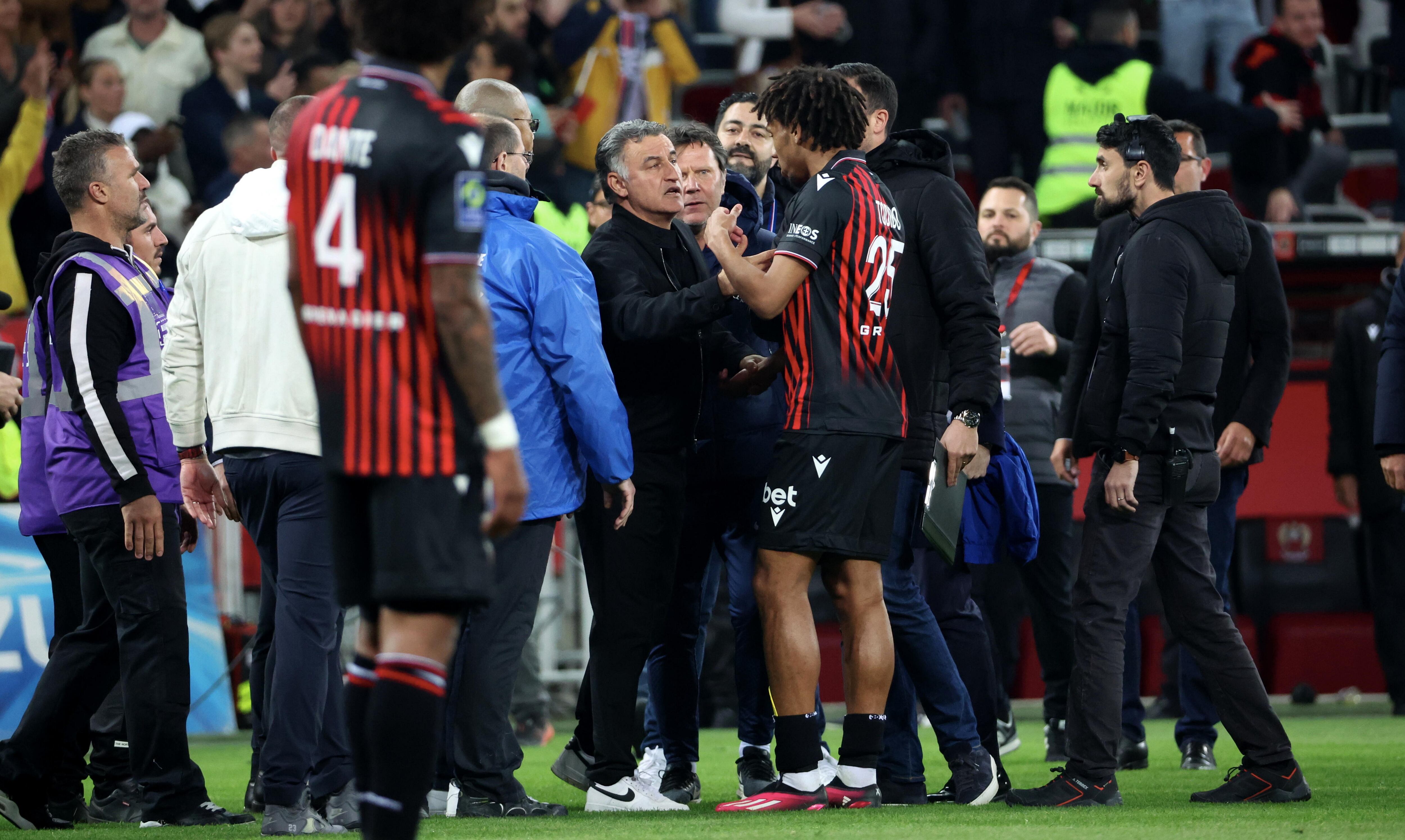 Christophe Galtier habla con Jean-Clair Todibo, jugador del Niza, tras el partido contra el PSG