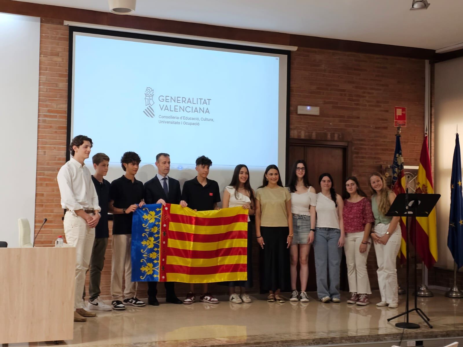 Educación entrega la bandera de la Comunitat Valenciana a los 16 estudiantes valencianos participantes en la Ruta Quetzal 2025