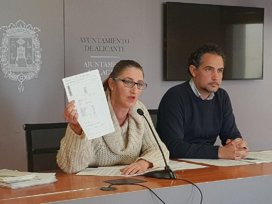 La portavoz municipal, Mari Carmen de España, enseña las facturas sin justificar de la Plaça del Llibre