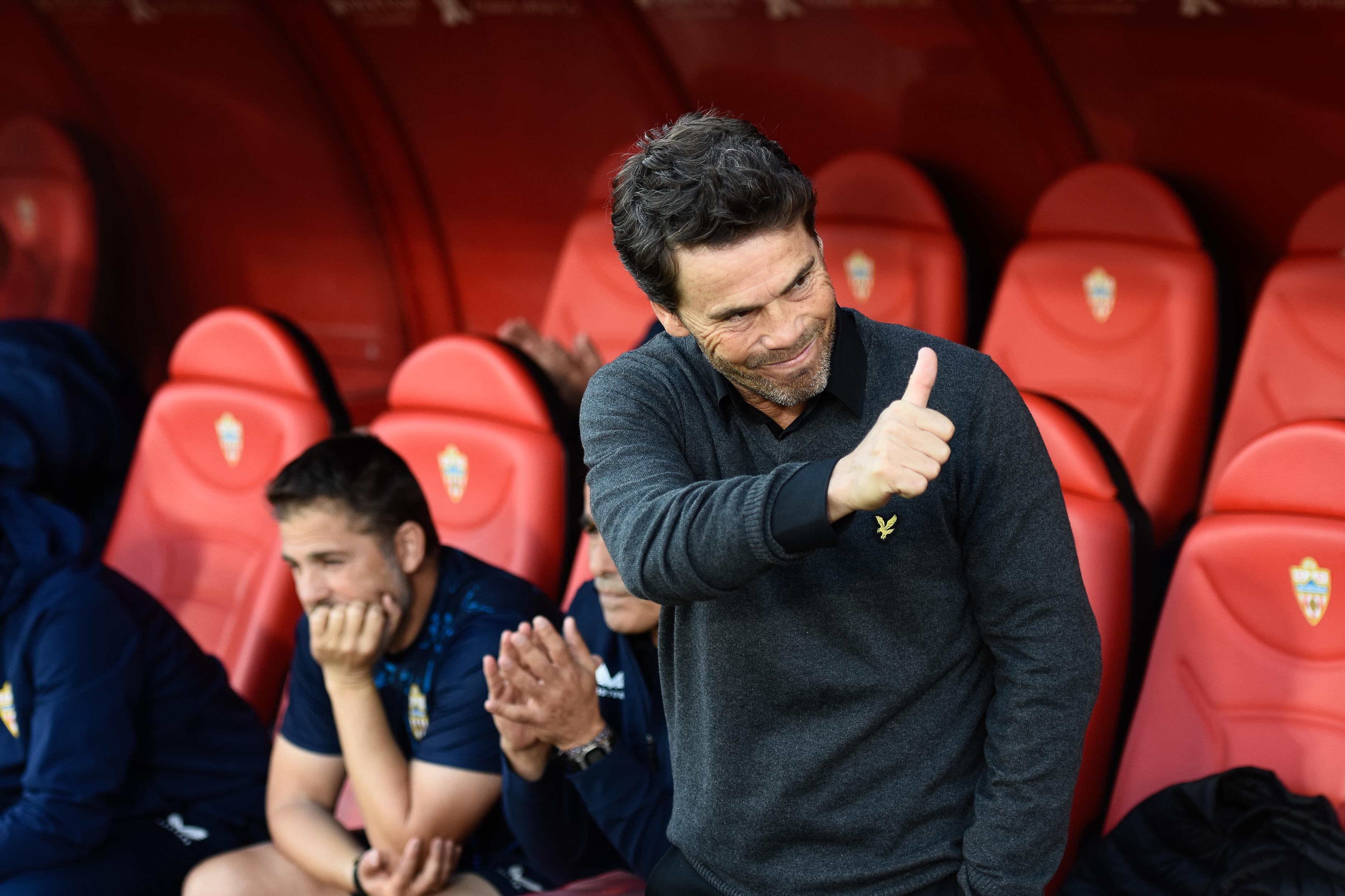 Rubi saludando al banquillo del Atlético de Madrid.