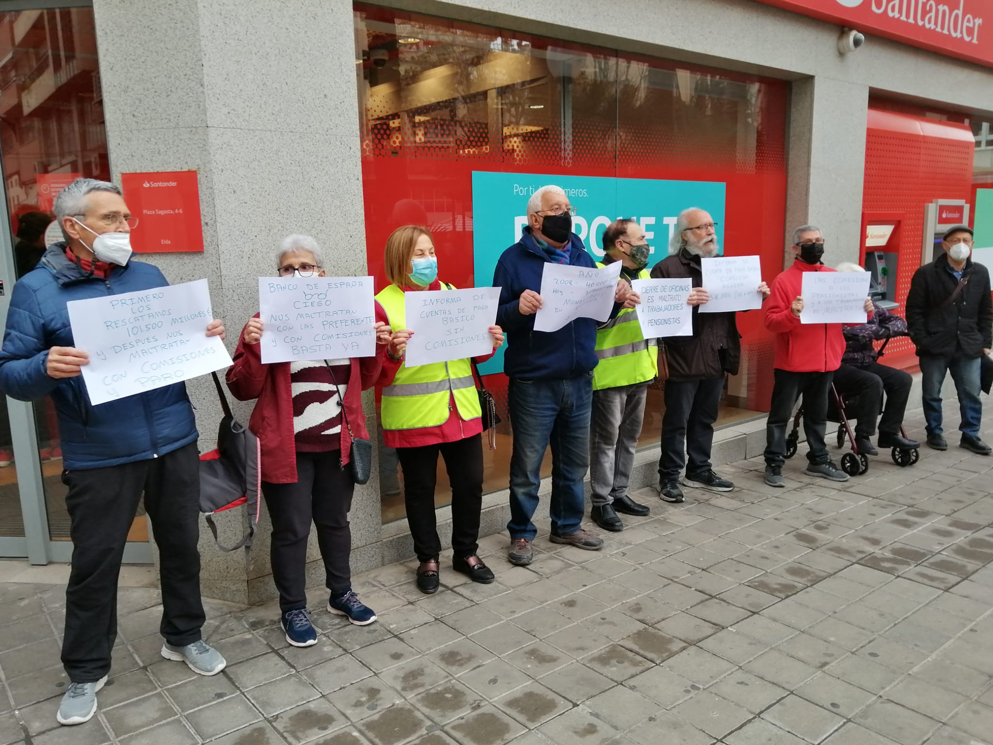 Protesta de la Plataforma por la Defensa de las Pensiones Dignas  ante una sucursal bancaria de Elda