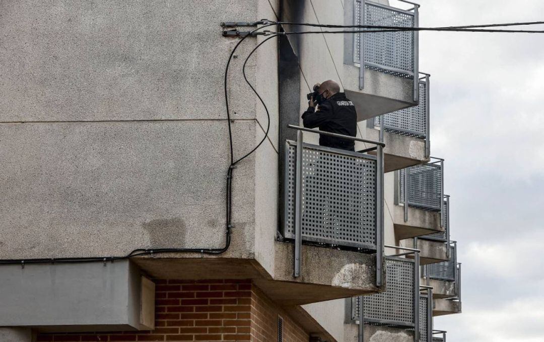 Un agente realiza fotografías del interior de la Residencia de la Tercera Edad de Moncada donde esta semana se ha producido un incendio que ya deja siete muertos