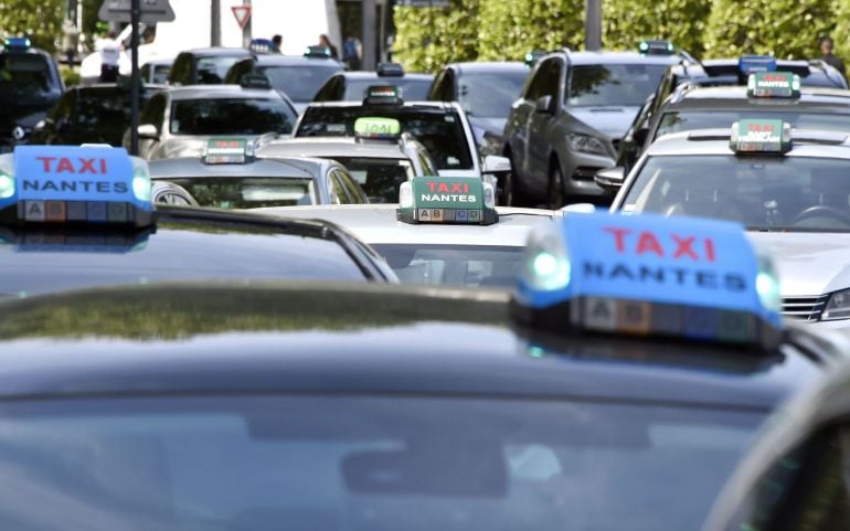 Muchos taxistas siguen protestado ante por el ingreso de la compañía Uber en el mercado londinense.