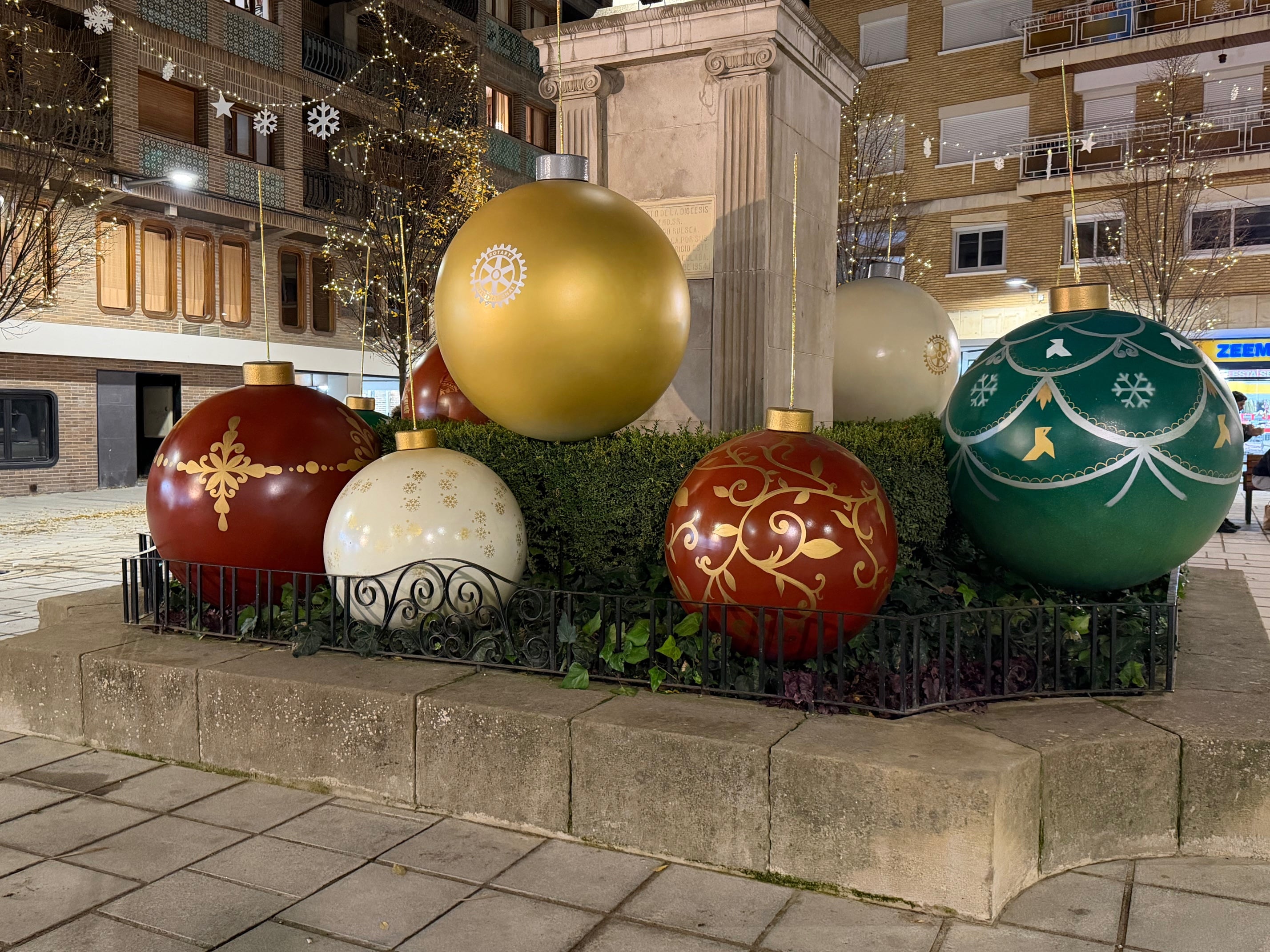 Julio Luzán ha realizado estas bolas en tamaño gigante