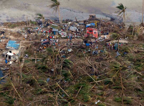 Una vista aérea de la devastación del tifón &#039;Yolanda&#039; en la ciudad costera de Hernani en la provincia de Samar