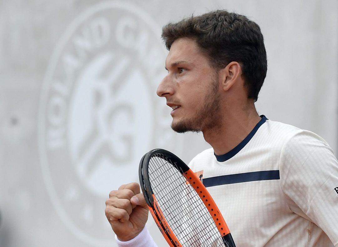 El tenista gijonés Pablo Carreño celebra un punto durante el encuentro con el australiano Álex de Miñaur, correspondiente a la segunda ronda del torneo de Roland Garros, este miércoles en París (Francia)