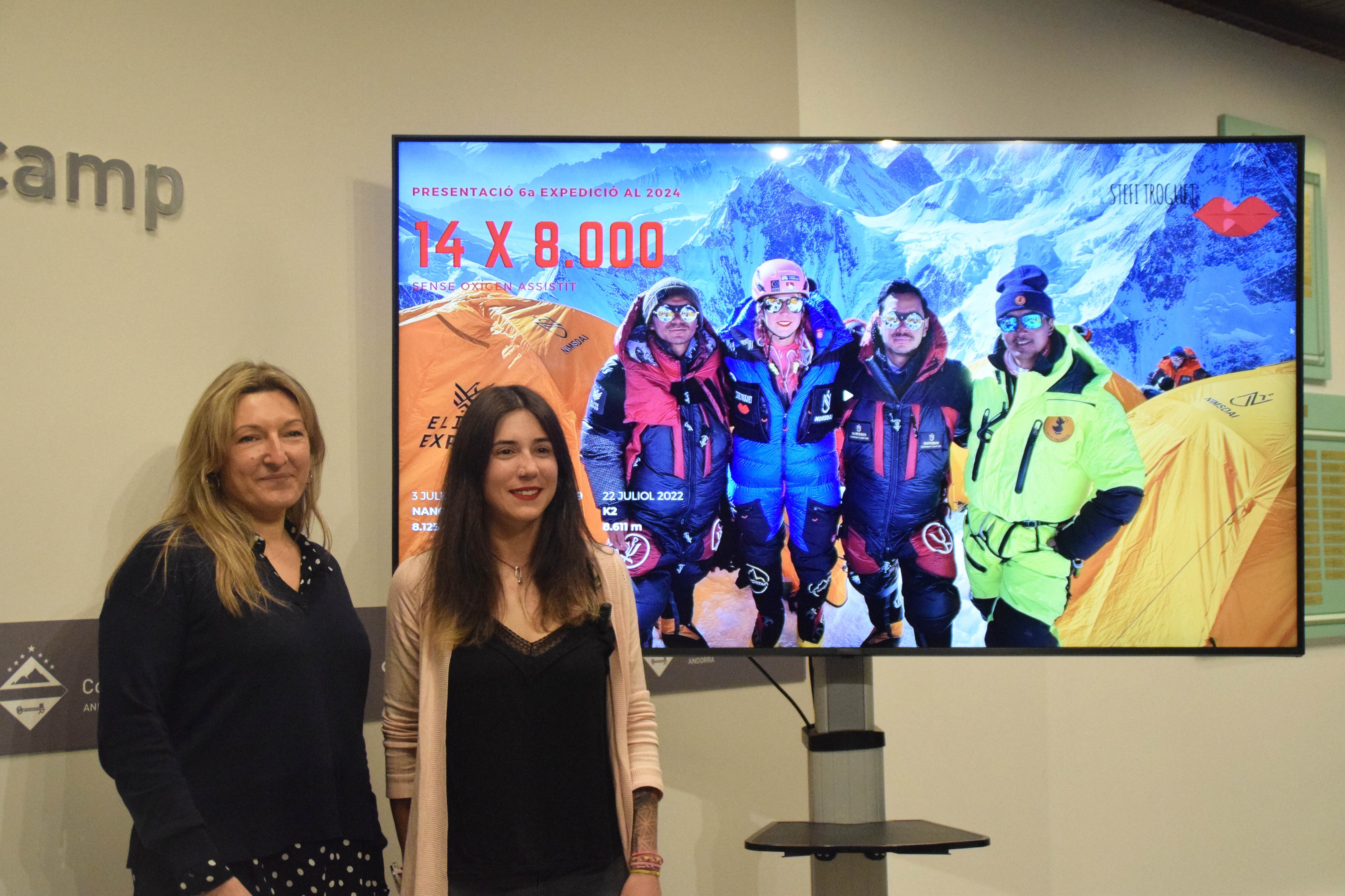 La consellera de Turisme d'Encamp, Verònica Solsona, i l'alpinista, Stefi Troguet