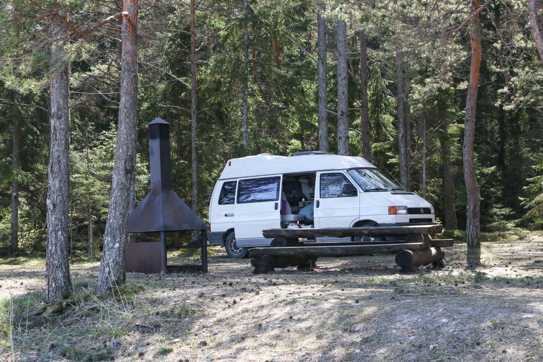 Imagen de archivo de una autocaravana estacionada en una zona natural.