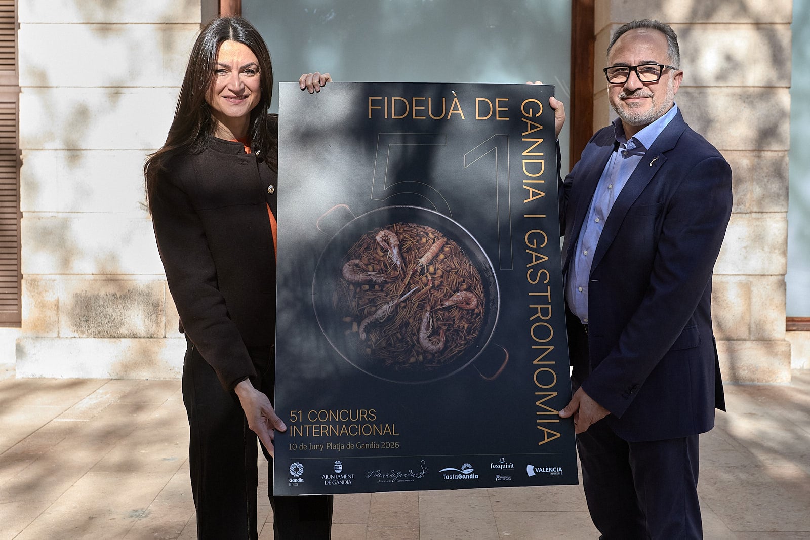 Sendra y Pardo con el cartel de la Fideuà 2026