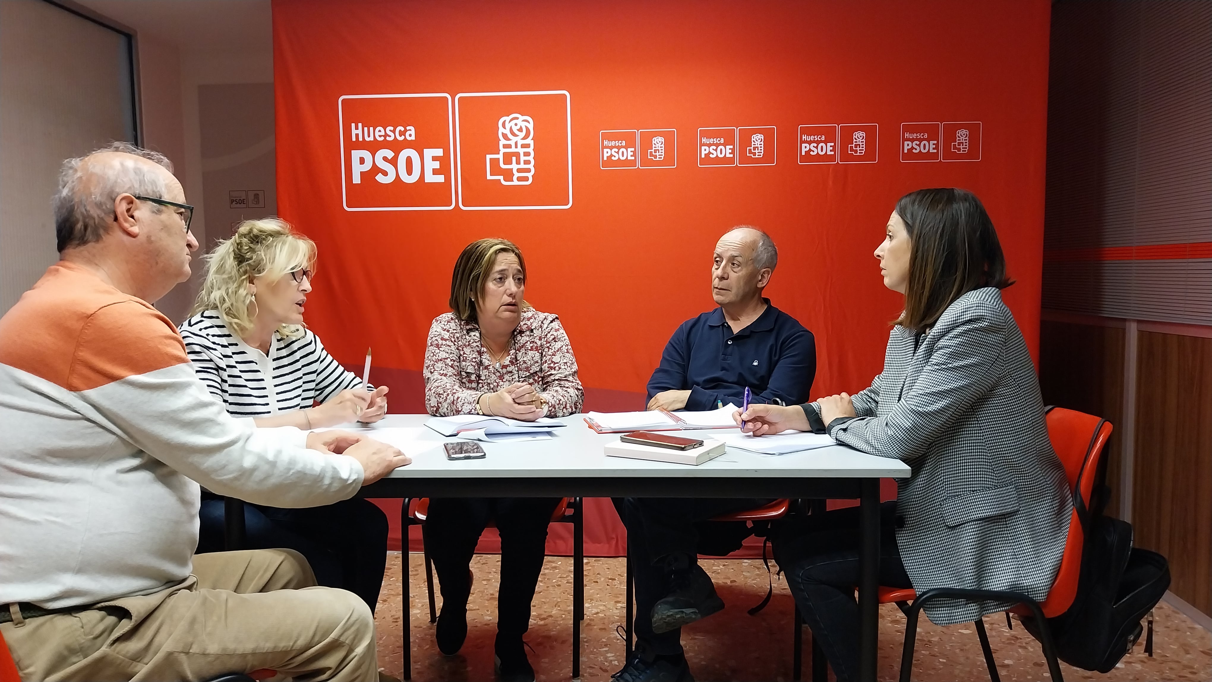 Representantes socialistas del consistorio oscense y de los sindicatos mayoritarios en su reunión