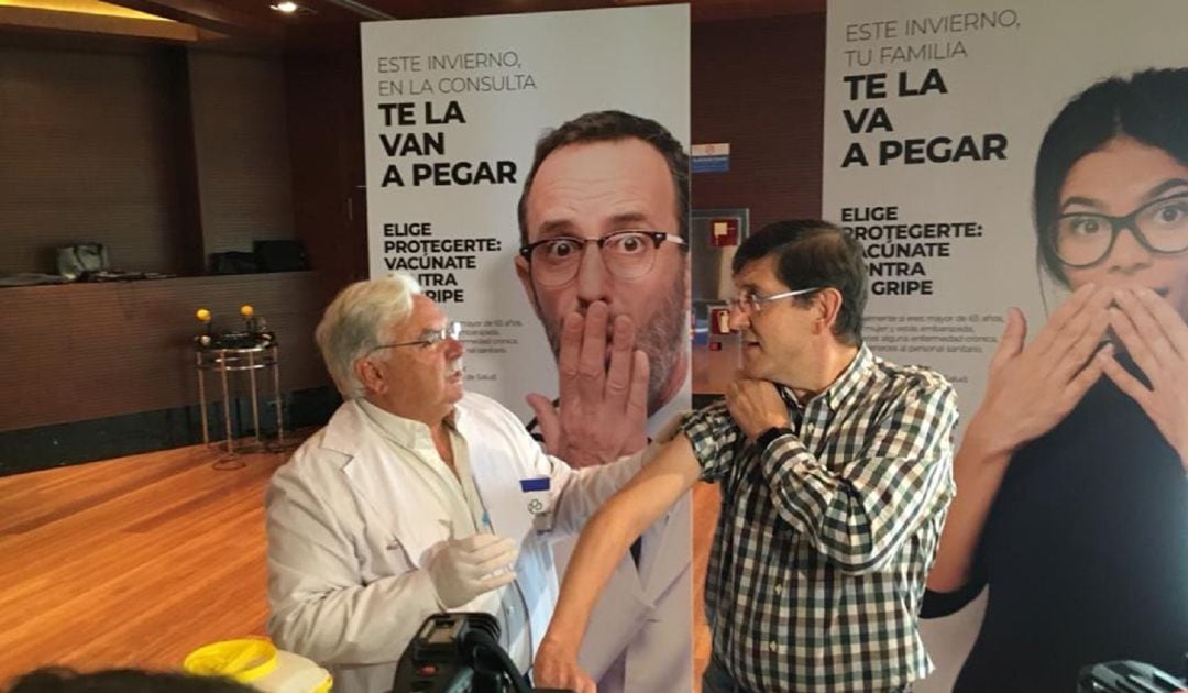 El consejero de Salud, Manuel Villegas, vacunándose de la gripe.