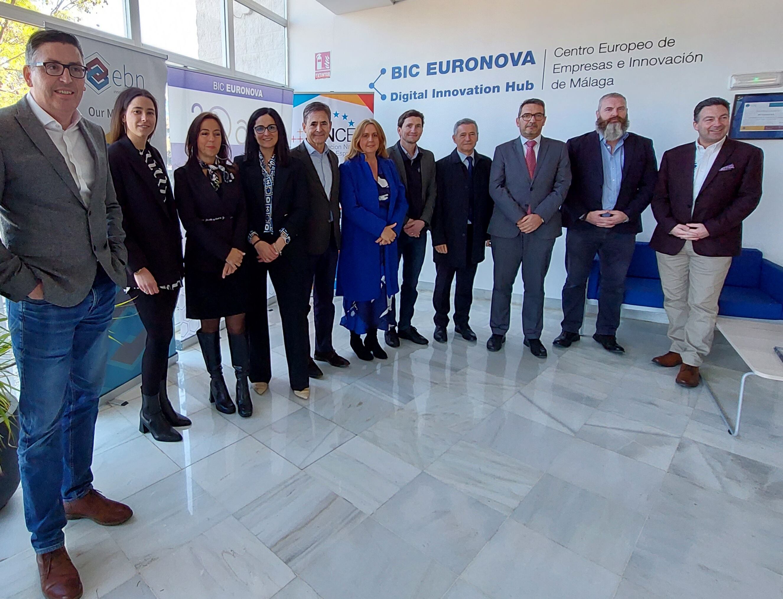 Durante su inauguración, el delegado territorial de Economía, Hacienda y Fondos Europeos y Política Industrial y Energía en Málaga, Carlos García, ha puesto en valor la implantación de esta nueva empresa en Málaga con la que se afianza la ciudad como destino de inversiones extranjeras y como nuevo foco del sector aeroespacial andaluz. Por su parte, la concejala de Promoción de la Ciudad y Captación de Inversiones del Ayuntamiento de Málaga, Rosa Sánchez, ha puesto de relieve que con la implantación de empresas como AES el ecosistema innovador y productivo de la ciudad sigue creciendo de forma cualitativa en sectores estratégicos como son el tecnológico y aeroespacial