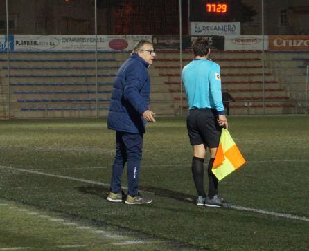 El colegiado protestó por la falta de luz