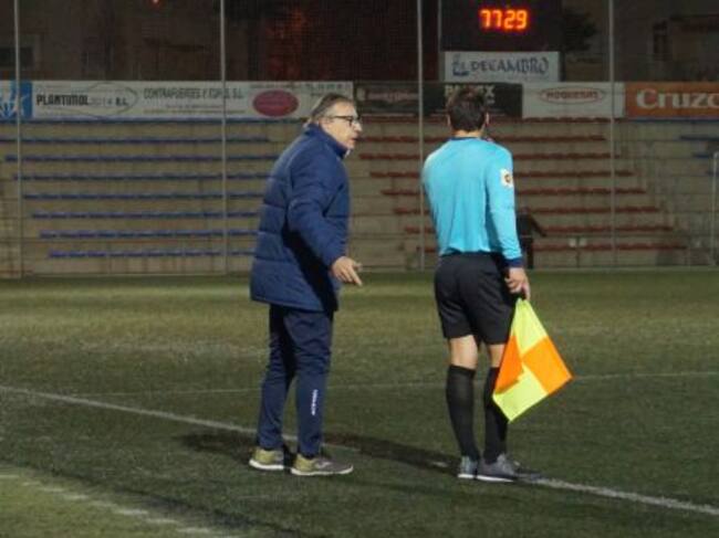 El colegiado protestó por la falta de luz