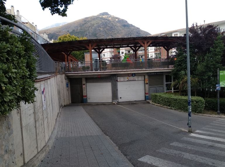 El parking de Cazorla cierra sus puertas ante la quiebra de la empresa Hogarsur SAU que lo construyo y llevaba su gestión.