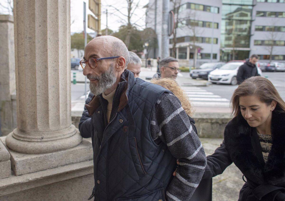 El Fraile de O Cebreiro a la entrada de la Audiencia Provincial de Lugo