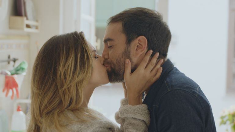 Carmen (María León) e Iñaki (Jon Plazaola) se besan en &#039;Allí abajo&#039;