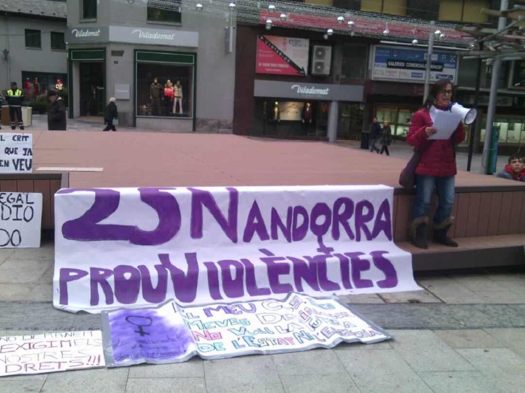 La presidenta d'Stop Violències, Vanessa Cortés, en una concentració del 25N.