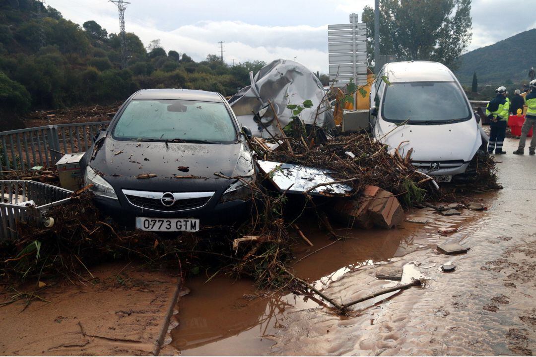Dos vehicles destrossats després de la crescuda del Francolí, a l&#039;Espluga de Francolí, al costat d&#039;un dels ponts del municipi
