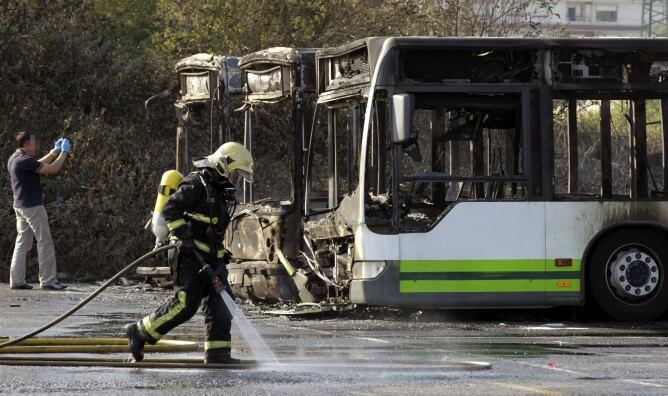 En las cercanías de las cocheras de Bizkaibus esta tarde se ha desatado un incendio que ha afectado a tres autocares