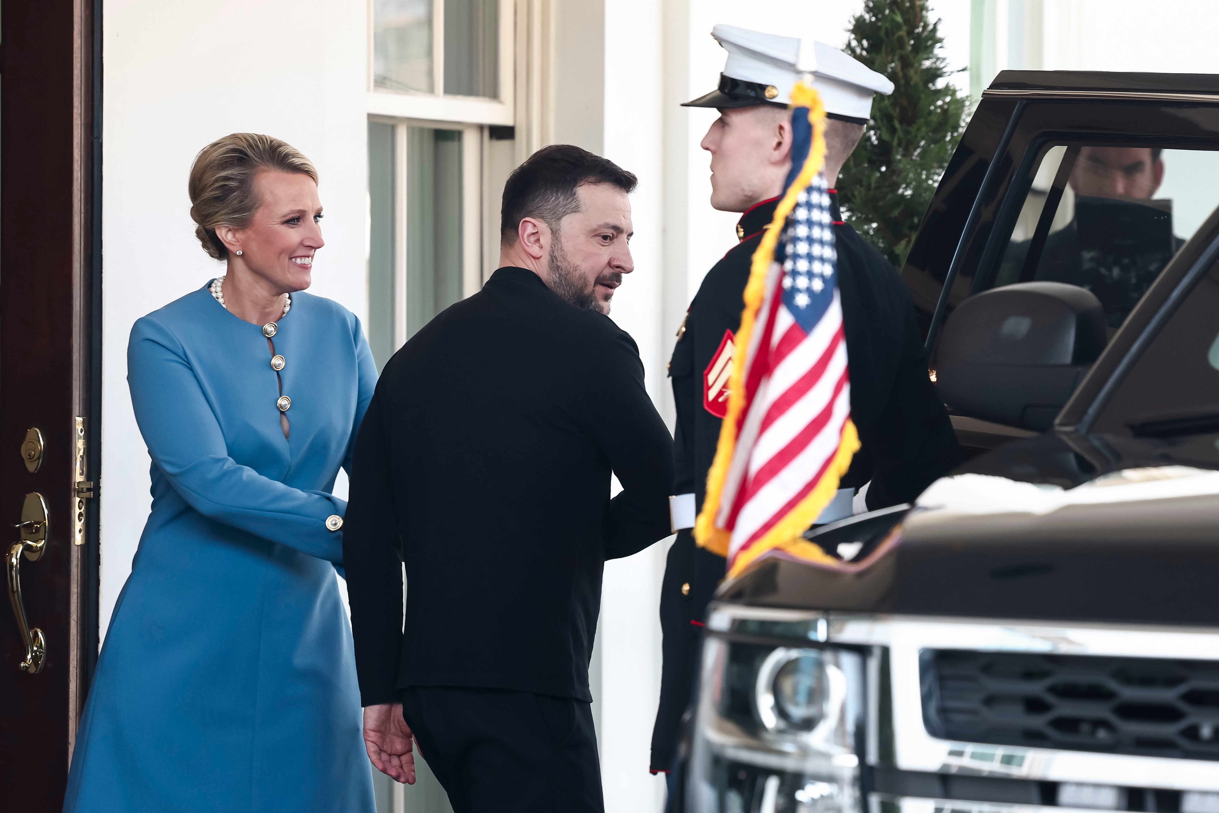 El presidente ucraniano, Volodímir Zelenski, abandona la Casa Blanca tras su tenso encuentro con Donald Trump este viernes. EFE/EPA/JIM LO SCALZO / POOL