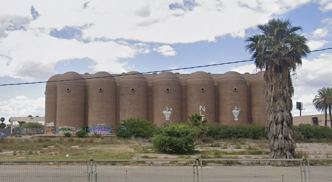 Los silos de Vinival, en la playa de la Patacona (Alboraia), en una imagen reciente