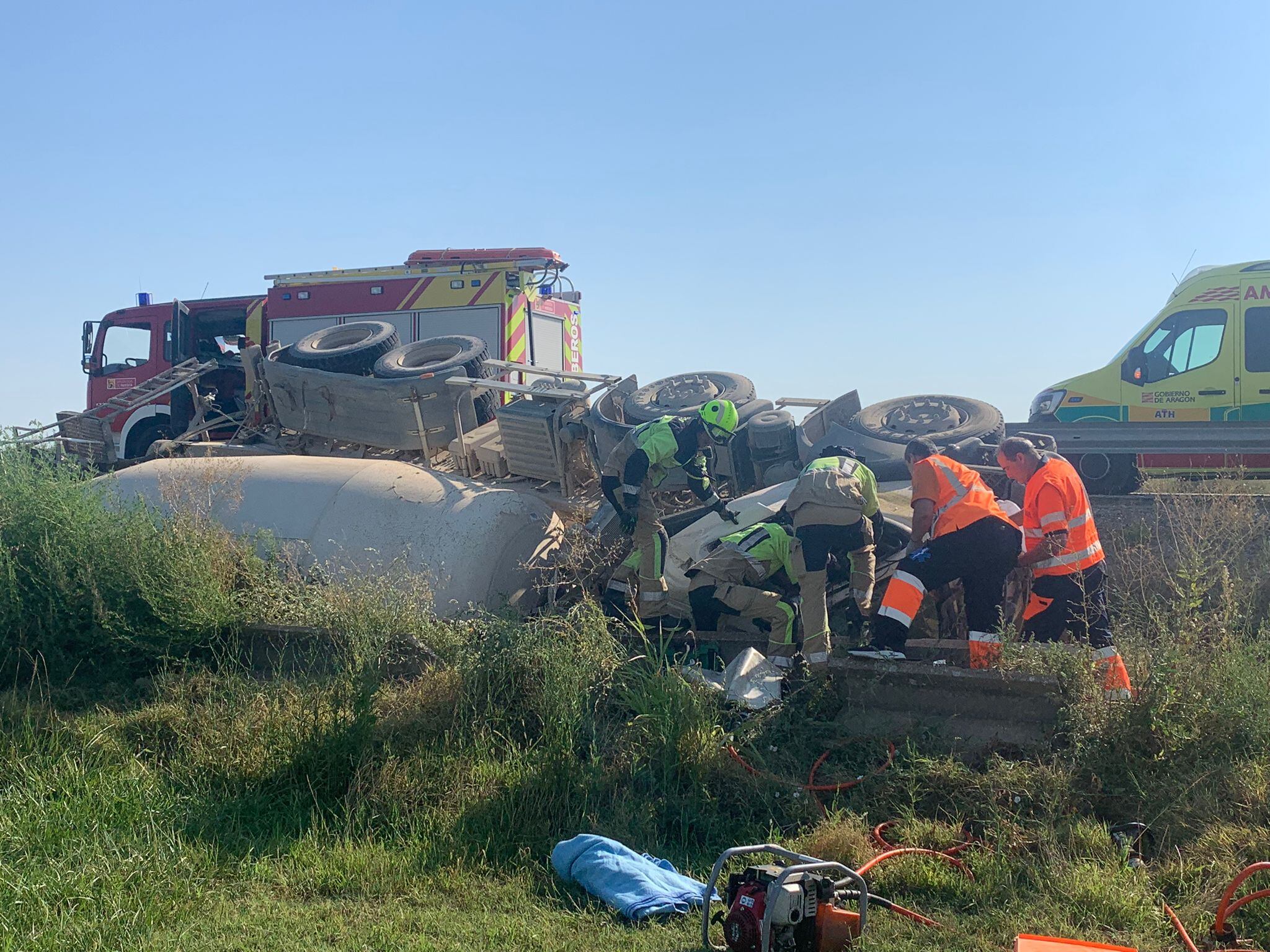 El conductor tuvo que ser rescatado por los servicios de emergencias