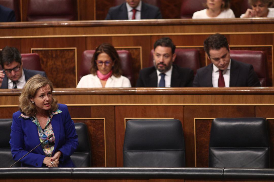 La ministra de Economía en funciones, Nadia Calviño, responde a las preguntas de los grupos parlamentarios del Congreso