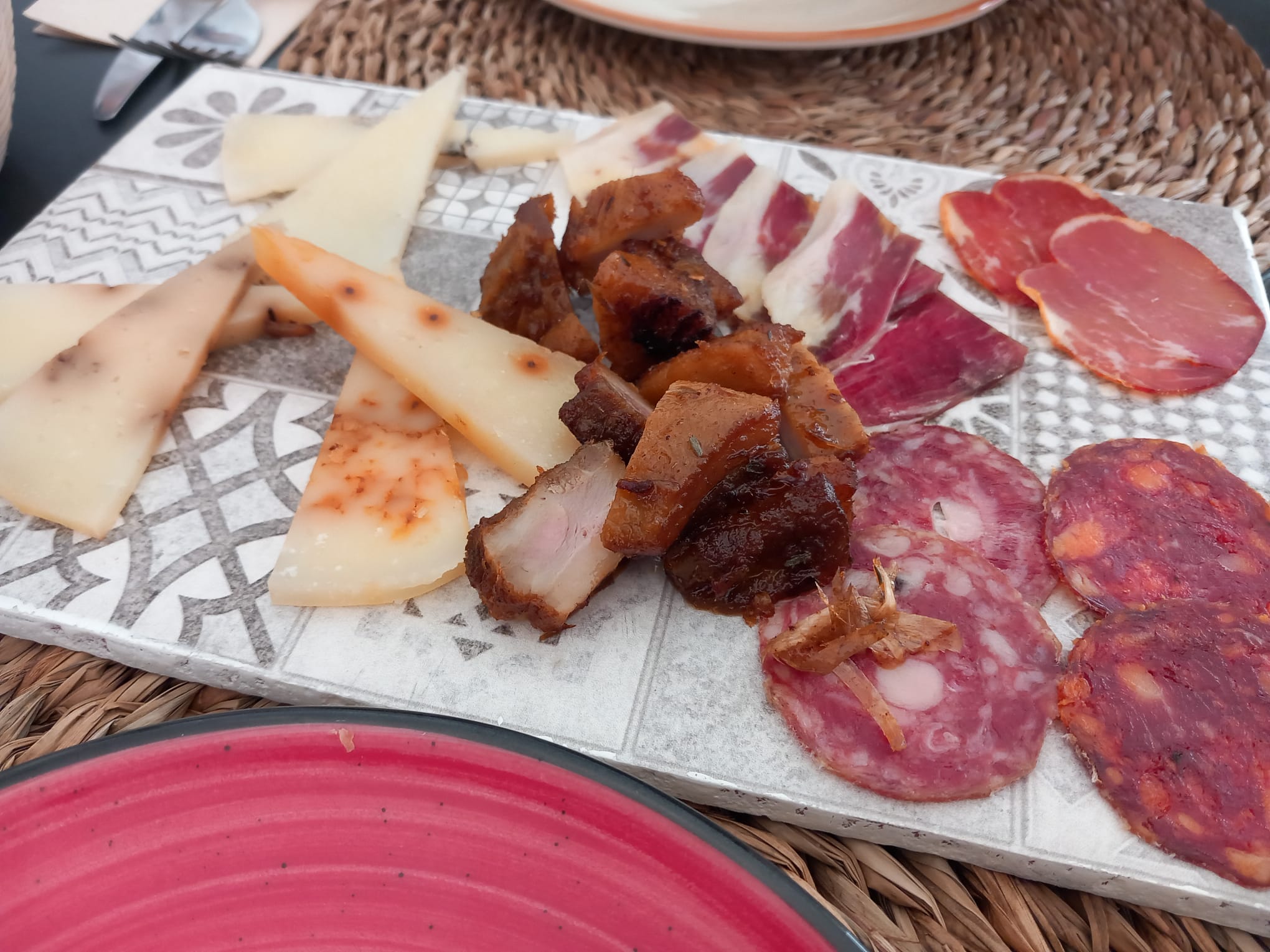 Surtido de queso, chicharrón e ibéricos