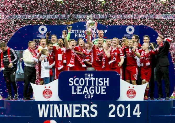 La plantilla del Aberdeen celebran el título de campeones de la Copa de la liga escocesa.