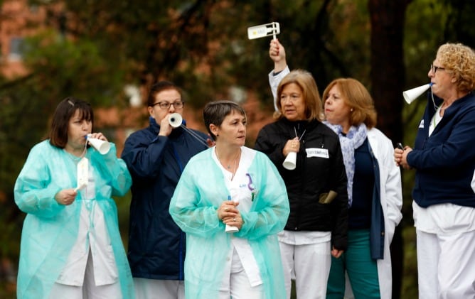 Sanitarias y sanitarios del hospital Carlos III protestan a las puertas del centro.