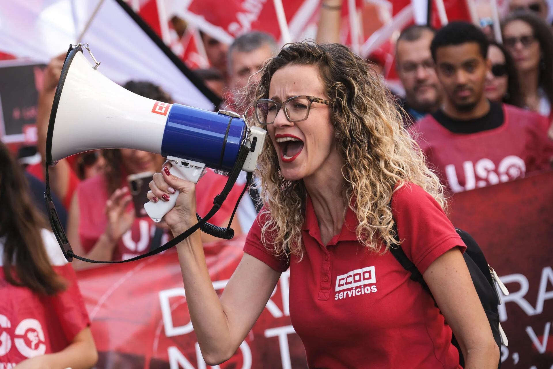 Los sindicatos mayoritarios en Canarias llaman a los ciudadanos a salir a la calle para conmemorar el Primero de Mayo, Día Internacional del Trabajador. En la imagen, numerosas personas en la manifestación que recorrió este viernes las calles de Santa Cruz de Tenerife. EFE/ Alberto Valdés