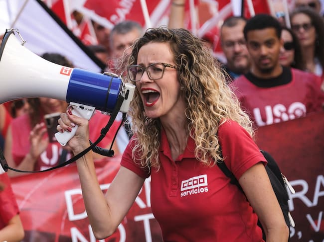 Los sindicatos mayoritarios en Canarias llaman a los ciudadanos a salir a la calle para conmemorar el Primero de Mayo, Día Internacional del Trabajador. En la imagen, numerosas personas en la manifestación que recorrió este viernes las calles de Santa Cruz de Tenerife. EFE/ Alberto Valdés