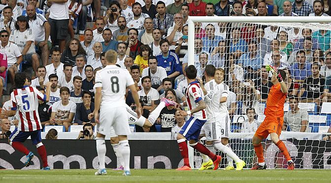 Tiago remata de cabeza y marca el primer gol del Atlético en el Bernabéu