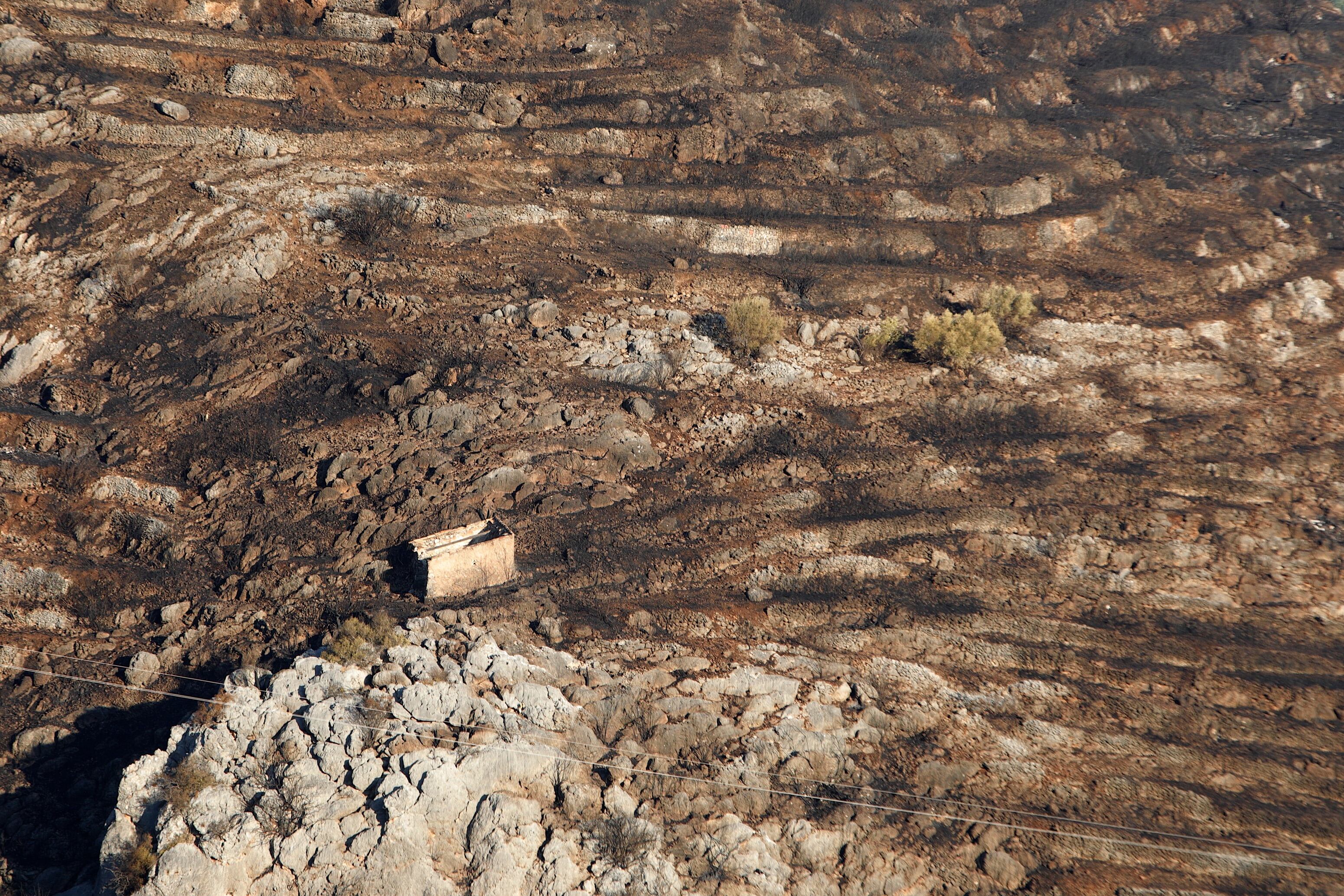 El incendio forestal de la Vall d'Ebo, se encuentra estable después de que las luvias caídas la pasada noche ayudaran a la extinción y, a primeras horas de esta mañana, ningún frente presenta llamas. EFE/Natxo Francés