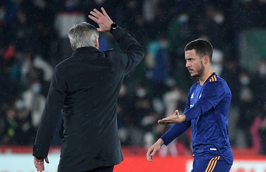 Hazard da la mano a Ancelotti tras la victoria en Elche