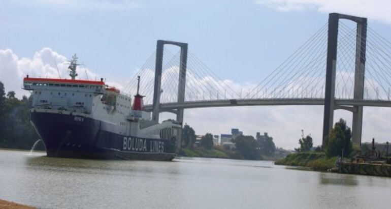 No cesa la polémica y la división que provoca el futuro dragado del rio Guadalquivir, con el fin de que puedan pasar barcos de mayor tonelaje. Los empresarios advierten que sin dicho dragado no será interesante ubicarse en la Zona Franca.  Frente a esta posición, los arroceros rechazan frontalmente la posibilidad de incrementar el calado del Guadalquivir