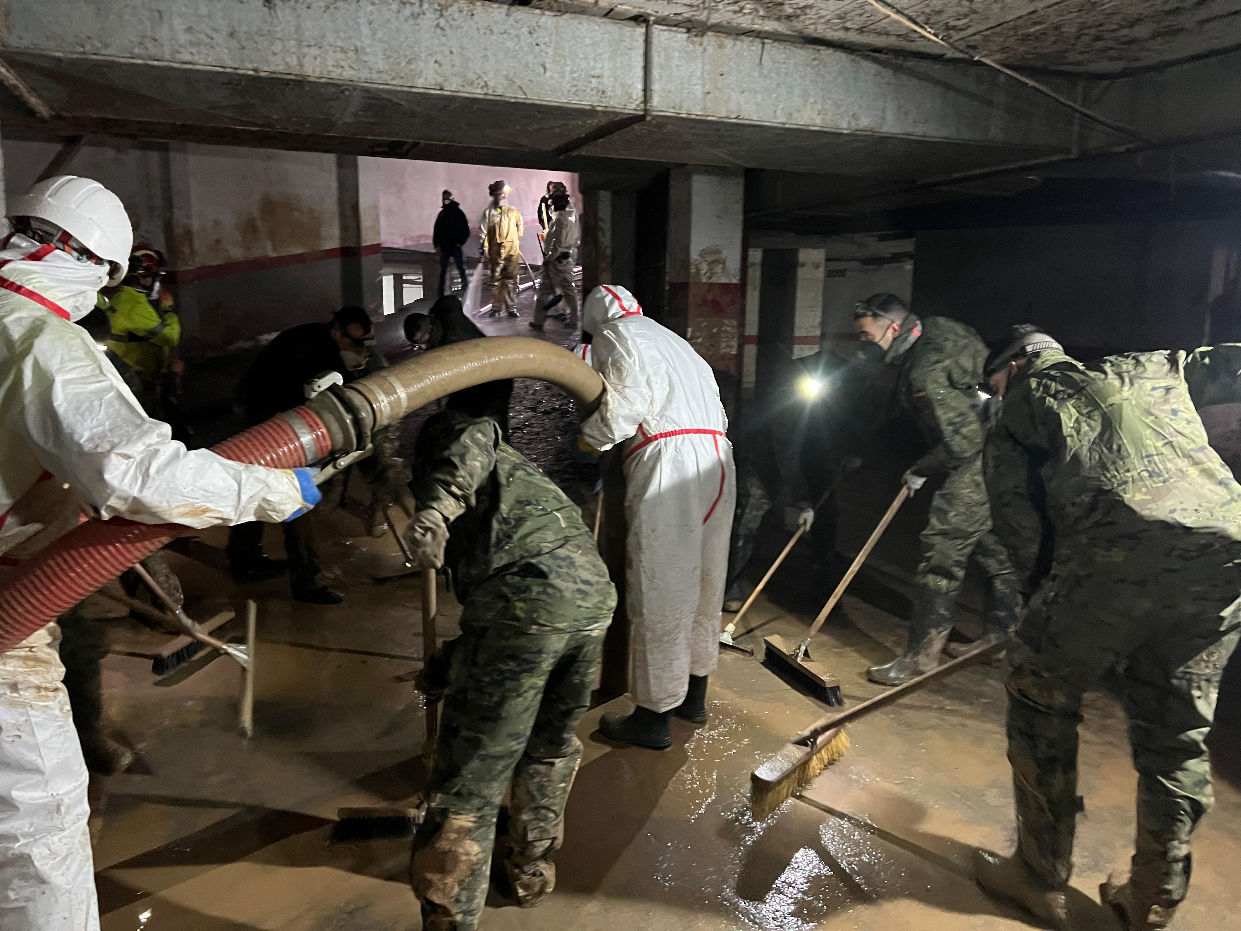 Militares trabajando en un garaje. Foto: Delegación de Gobierno